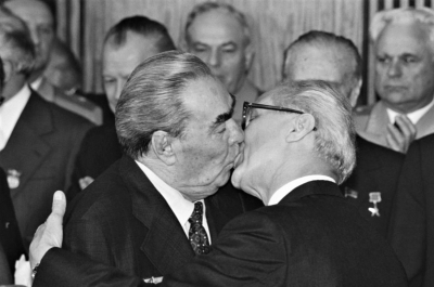 Поцелуй Брежнева и Хонеккера: история фотографии