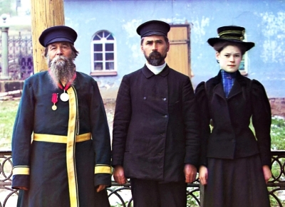 На фото аж 3 поколения рабочих царской России!